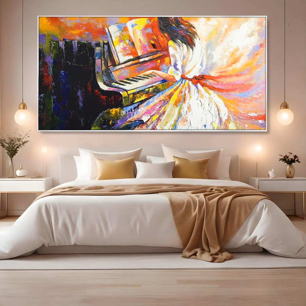 Tablou canvas cu pictura cu fata la pian, in rama de aluminiu argintiu, pe perete intr-un dormitor